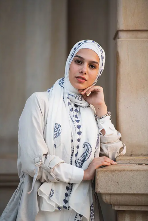 Hijab pashmina dengan aksen bordir